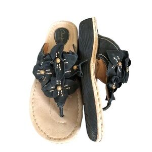 Clarks Artisan Leather Flower Petal Thong Sandal Sz. 10M Black Wedge Low Heel